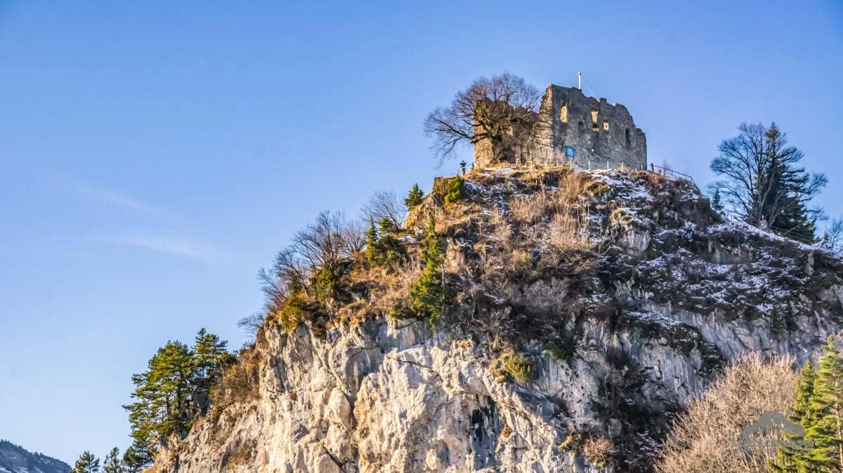 Burg Falkenstein Pfronten: Südostansicht der Burgruine und Burgfels