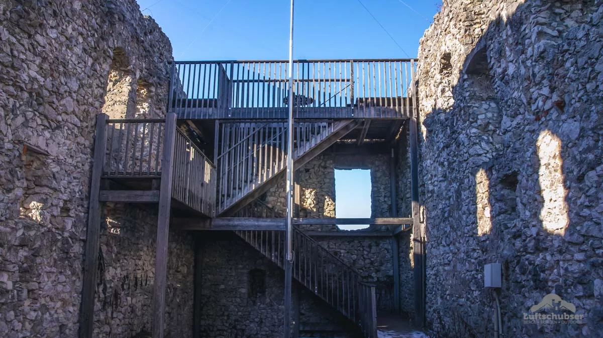Burg Falkenstein Pfronten: Innenleben des Wohntraktes mit Aussichtsplattform