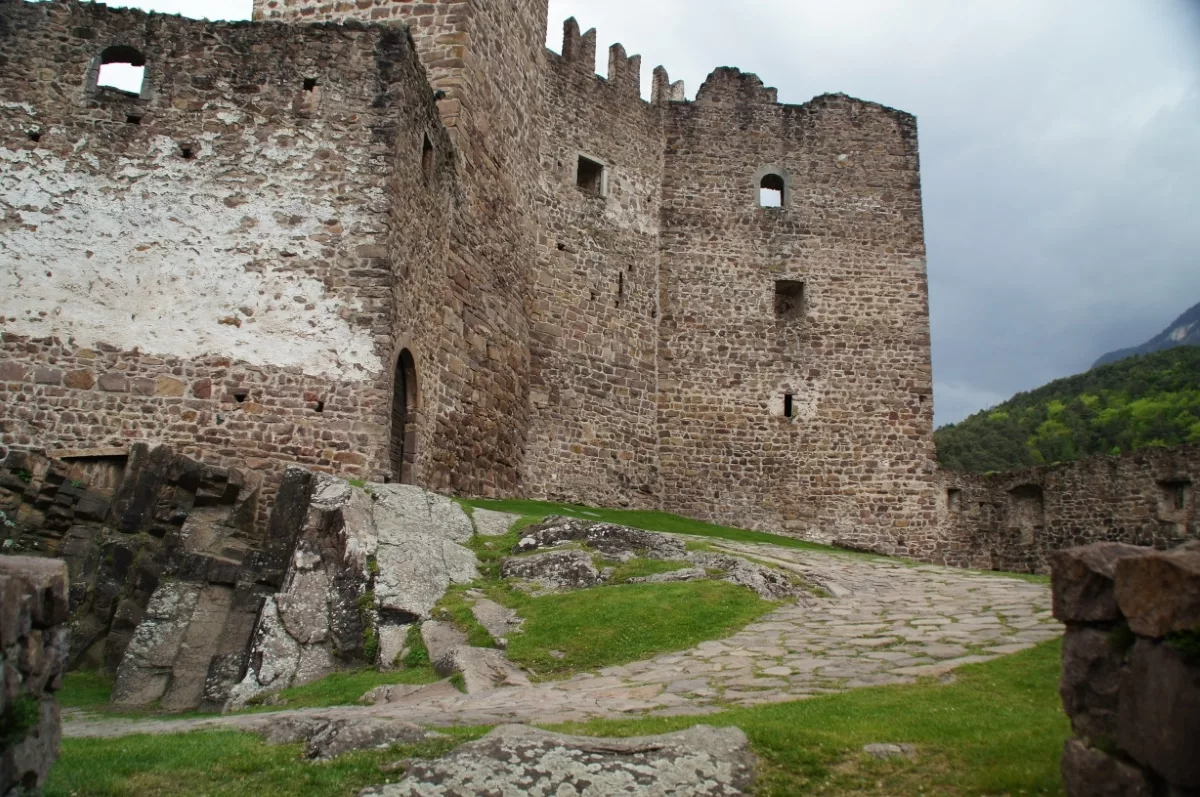 Burg Hocheppan: In der Vorburg an der Nordseite mit Blick auf den Palas
