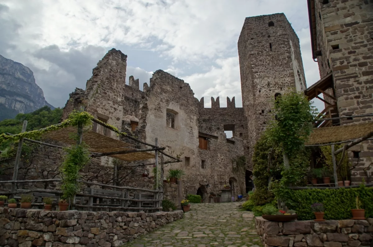 Die Kernburg von Burg Hocheppan mit Schwalbenschwanzzinnen und fünfeckigem Bergfried