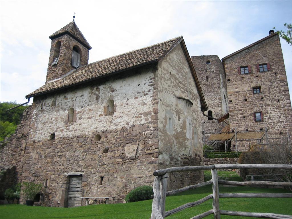 Burg Hocheppan: Südansicht der Burgkapelle und dahinter die Kernburg