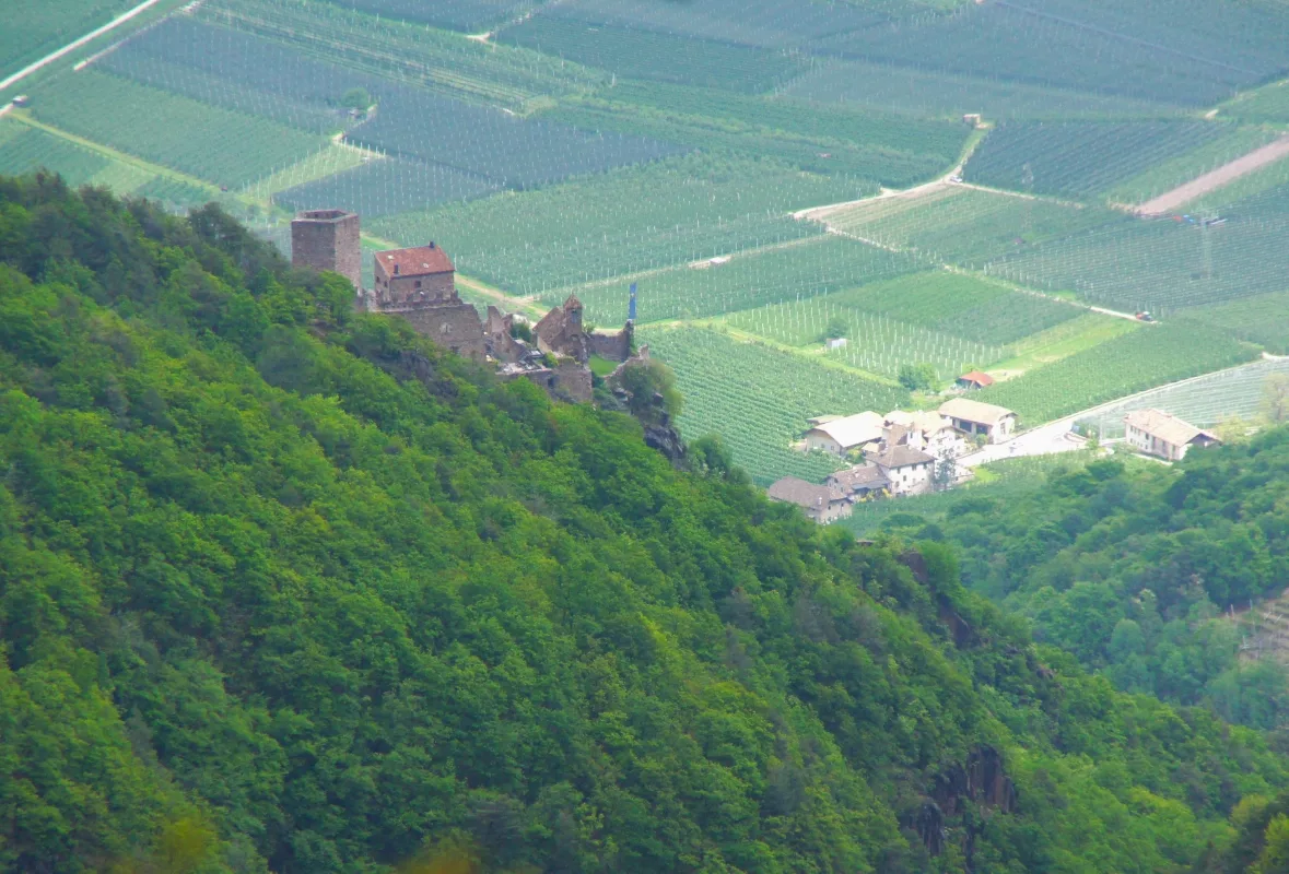 Burg Hocheppan Westansicht vom Eppaner Höhenweg