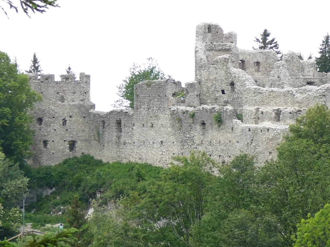 Südansicht Kernburg der Burg Hohenfreyberg