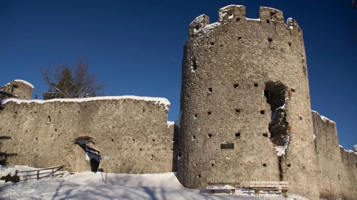 Burg Hohenfreyberg: Torbau der Vorburg und Artillerierondell an der Westseite