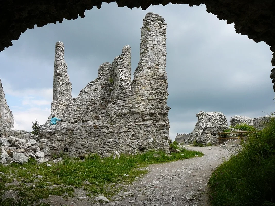 Burg Hohenfreyberg: Blick auf die Reste des Kemenatenbaus