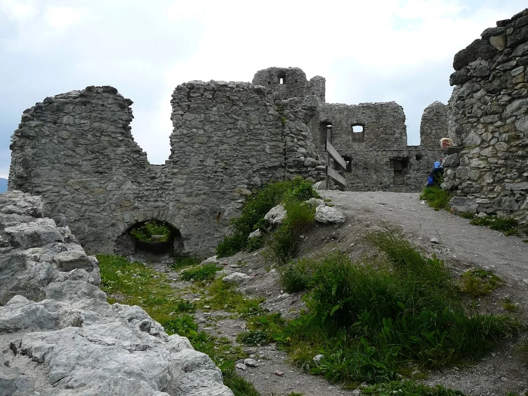 Burg Hohenfreyberg: Blick auf die Reste des Zisternenturms