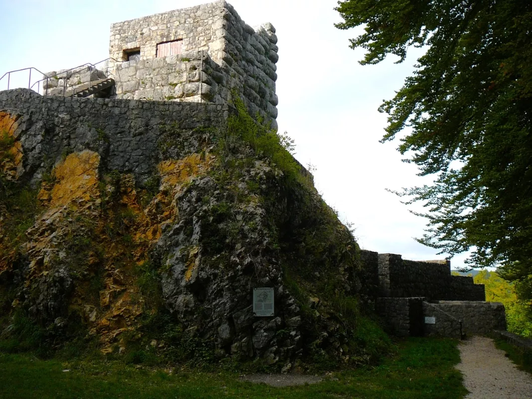 Burg Hohengundelfingen: Obere Vorburg mit Blick auf Bergfried, Ringmauer und Turmfundament