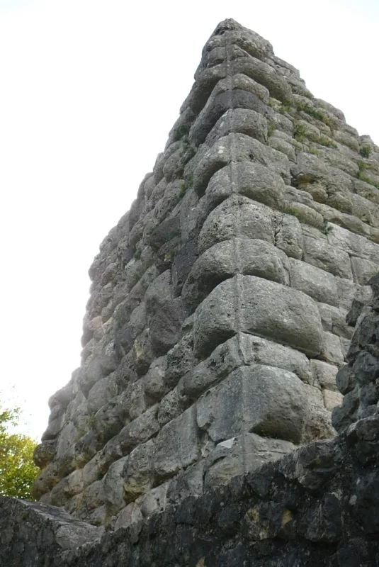 Burg Hohengundelfingen: Buckelquader und perfekt erhaltene Eckkantenarbeit