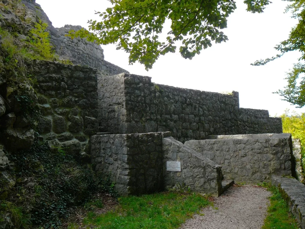 Burg Hohengundelfingen: Nördlicher Zugang mit Ringmauer und Fundamentreste eines vorgesetzten Wehrturms