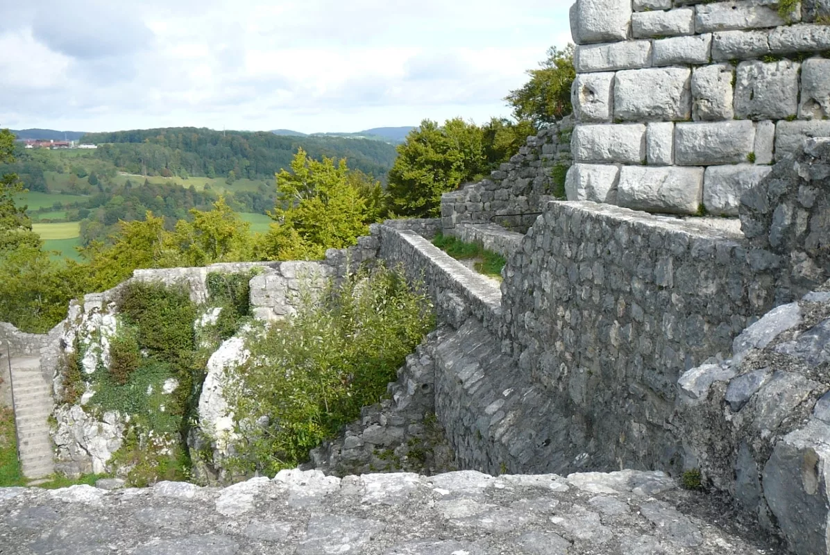 Burg Hohengundelfingen: Blick über den Burggarten und oberen Burghof, am Bergfried vorbei