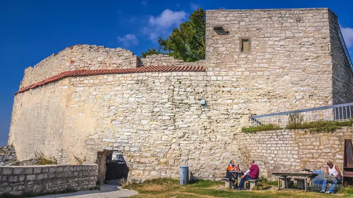 Burg Hohenneuffen: Die Schildmauer, Ansicht vom Kommandantengarten aus