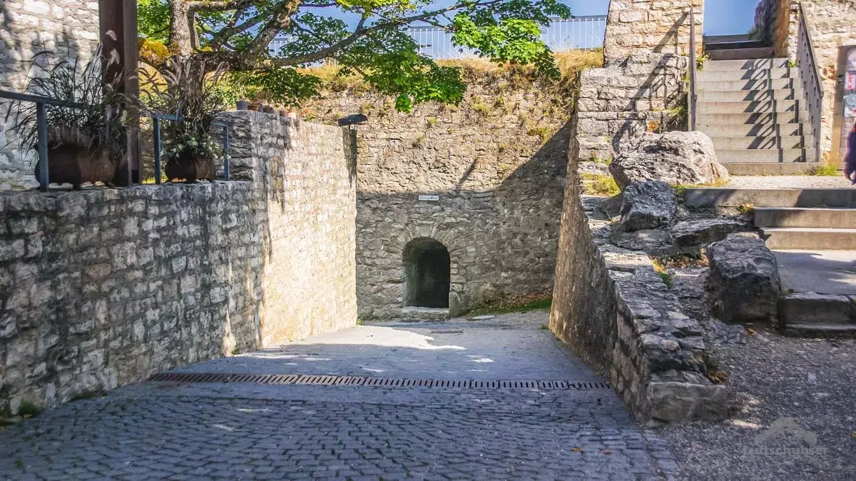 Burg Hohenneuffen: Durch diesen Zugang gelangen wir in den Oberen Hof