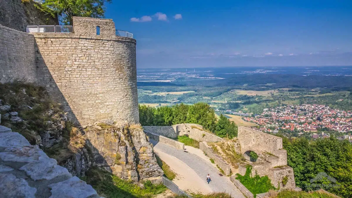 Burg Hohenneuffen: Blick von den Kasematten am Wachstubenturm vorbei nach Norden und auf den Ort Beuren.
