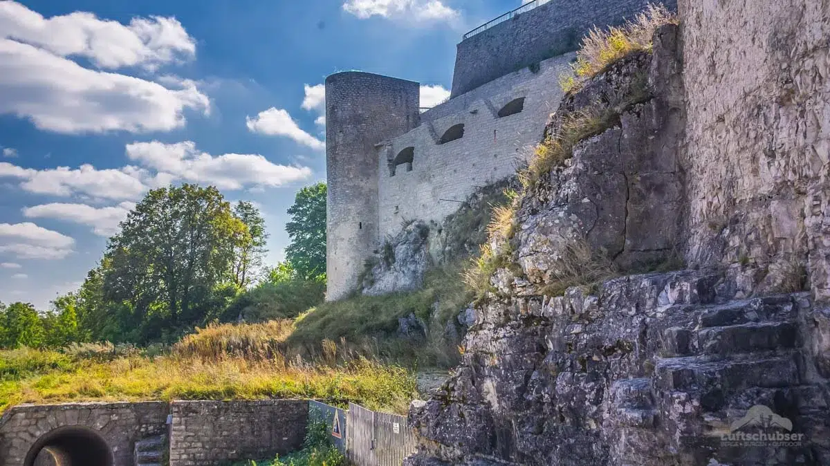 Burg Hohenneuffen: Blick auf den Allewindturm und die Kasematten rechts daneben