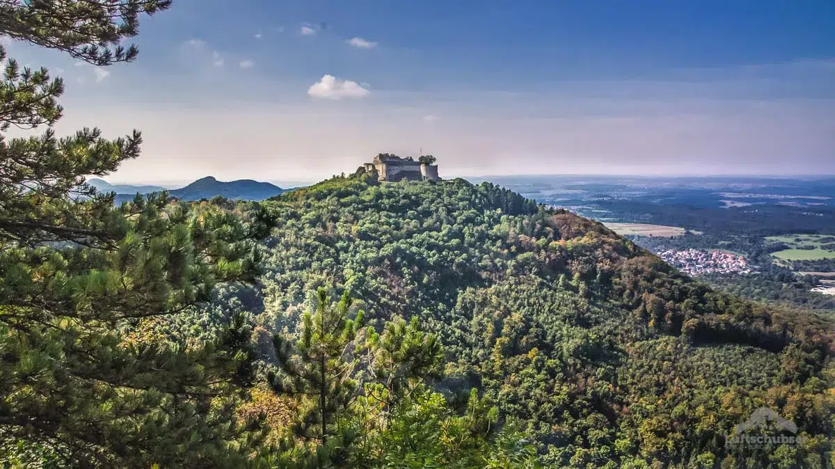 Burg Hohenneuffen: Die Ostansicht der Burg und des Burghügels vom Albsteig aus gesehen