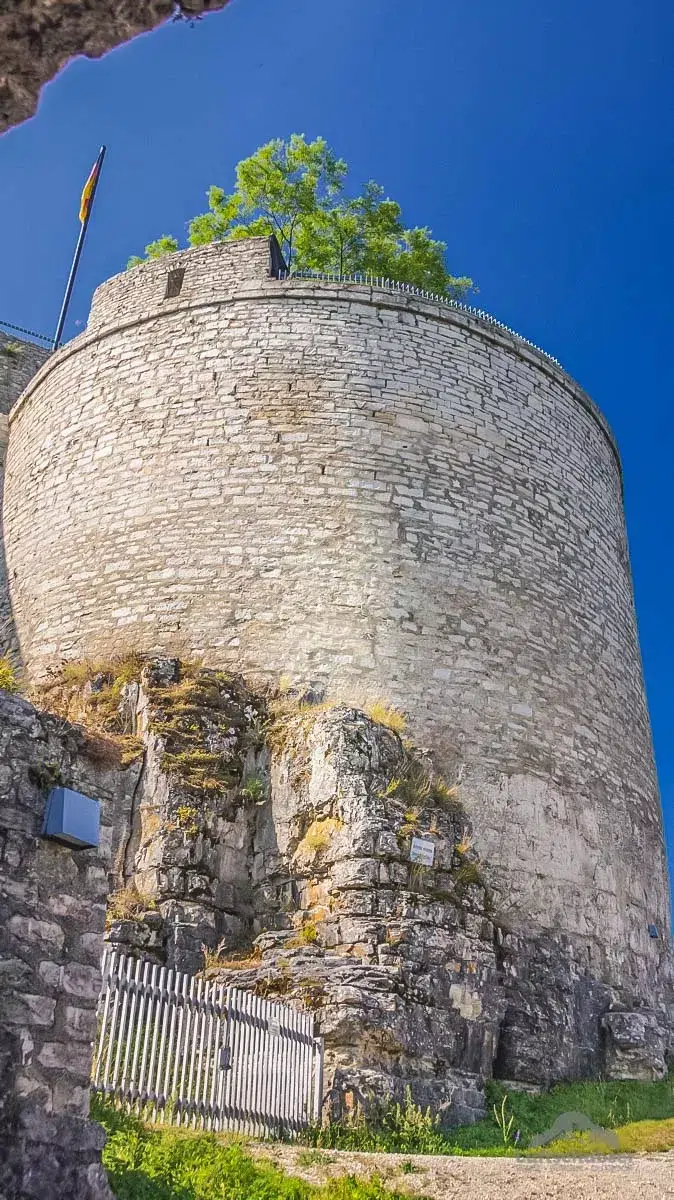 Burg Hohenneuffen: Der massive Wachstubenturm an der Nordseite der Anlage