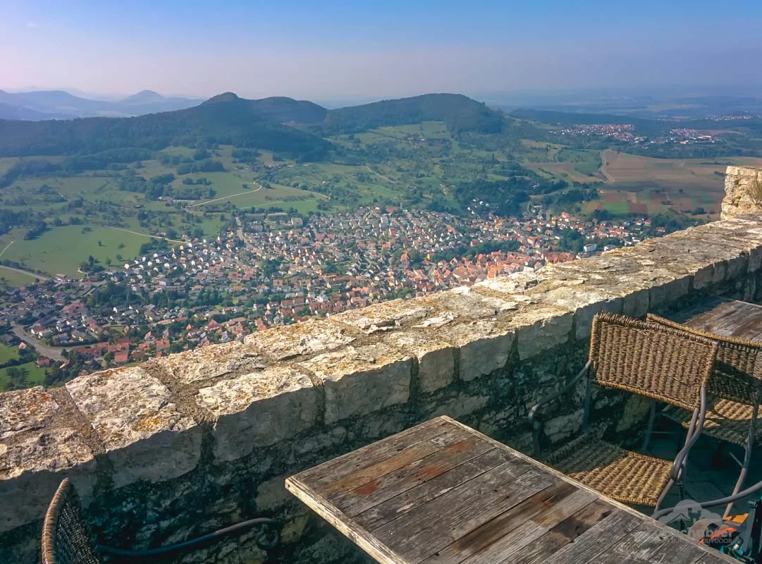 Burg Hohenneuffen: Ausblick von der Terrasse des Restaurants auf Neuffen. Das geschulte Auge findet bei guter Sicht sogar das Schloss Hohenneuffen im Ort