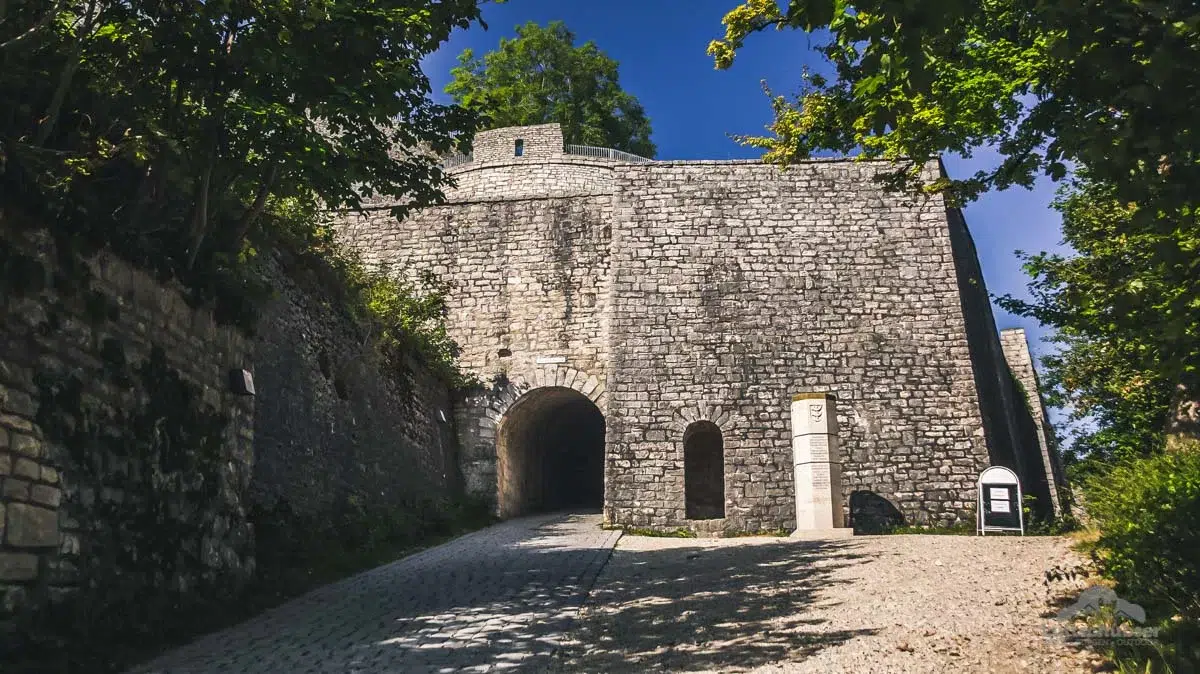 Burg Hohenneuffen: Eingang zur Burganlage über die trutzige Friedrich-Bastion