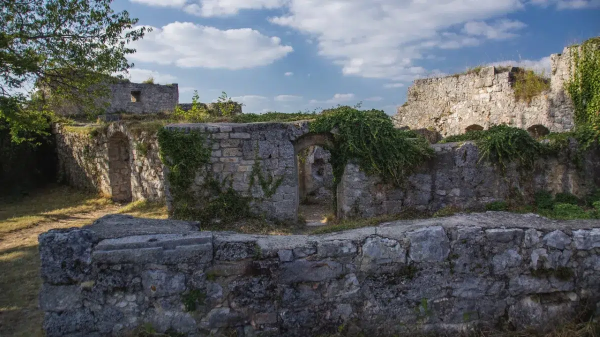 Burg Hohenurach: Blick auf den Bau der Ritterstube, unter der das Heimliche Gewölbe liegt