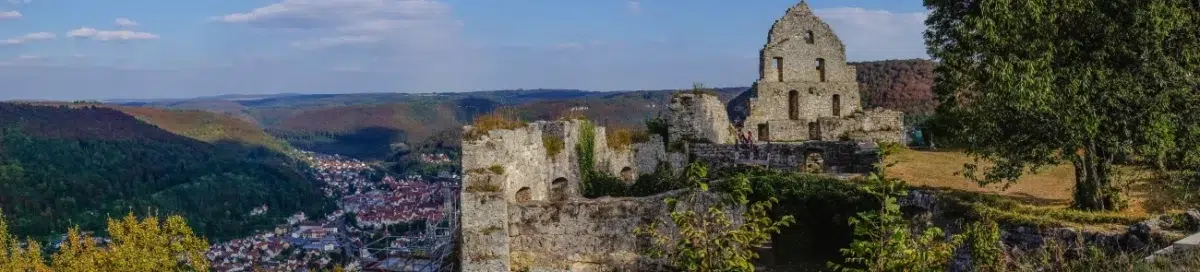 Burg Hohenurach: Blick über die Kernburg Hohenurach und auf Bad Urach im Tal unterhalb