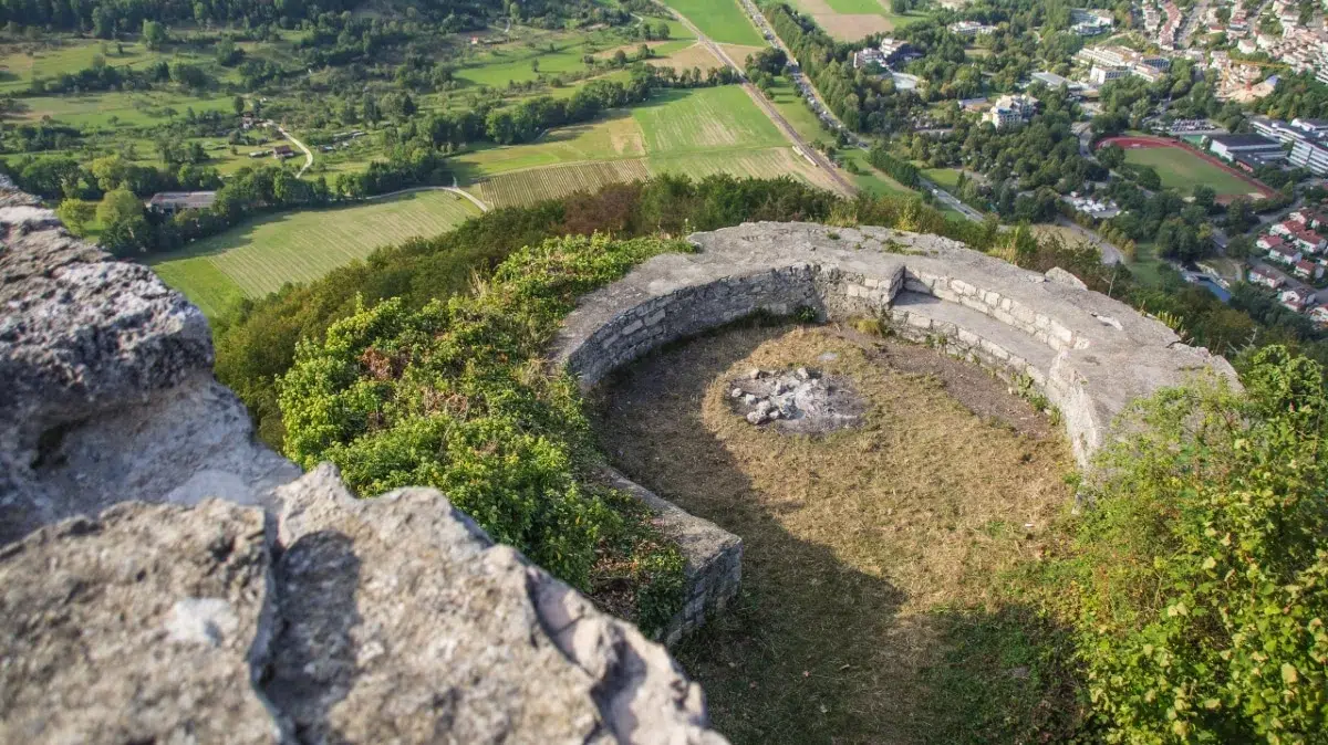 Burg Hohenurach: Blick vom Bau der Ritterstube auf den Dettinger Turm