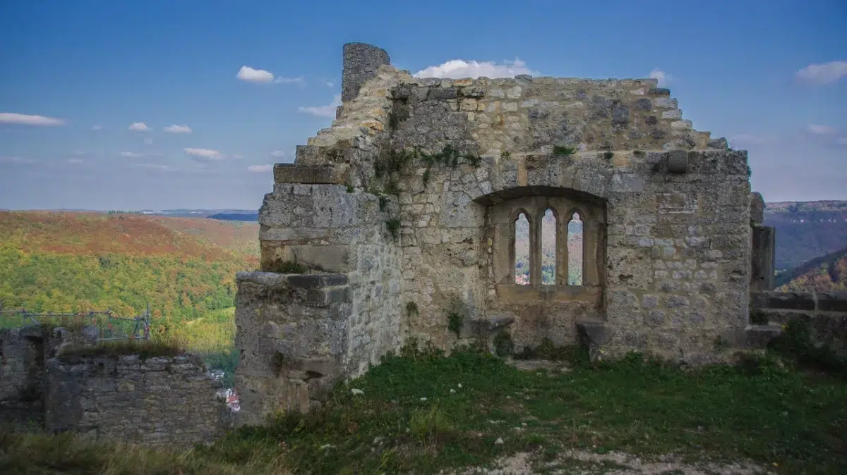 Burg Hohenurach: Reste Saalbaus mit dem gotischen Fenster am Ostrand der Hauptburg