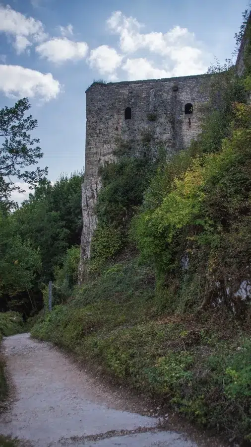 Burg Hohenurach: Blick vom Burgweg auf den Wachstubenturm