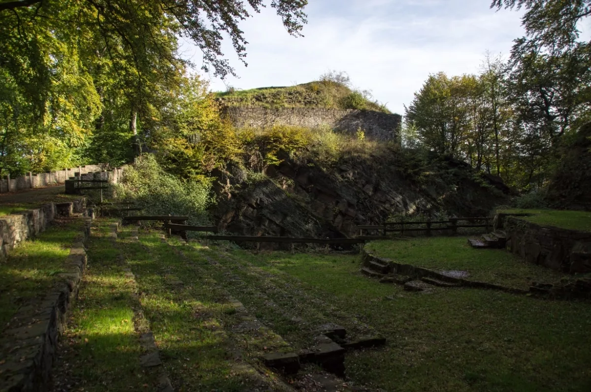 Burg Isenburg: Westlicher Zugang, Halsgraben mit Freilichttheater und die Reste des Bergfrieds