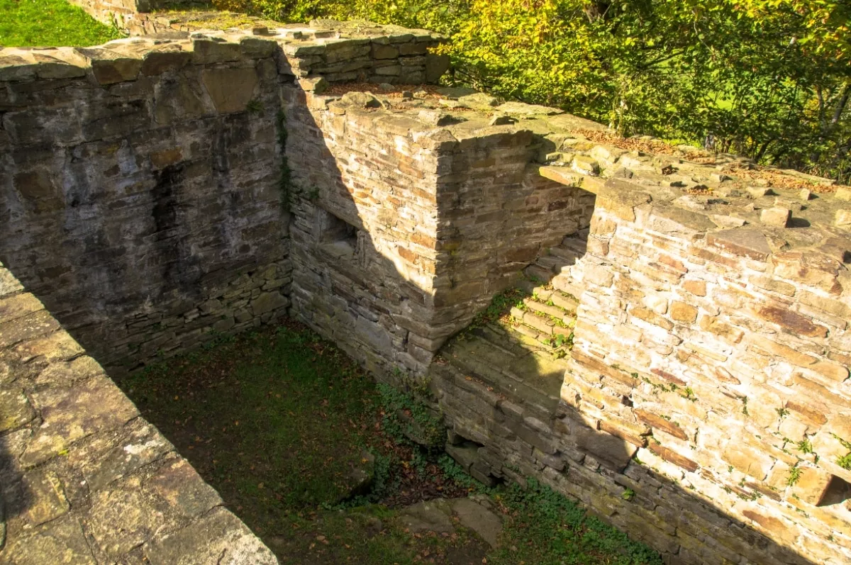 Burg Isenburg: Blick auf das Sammelbecken mit Überlauf im Keller - Wassergewinnung auf einer Burg