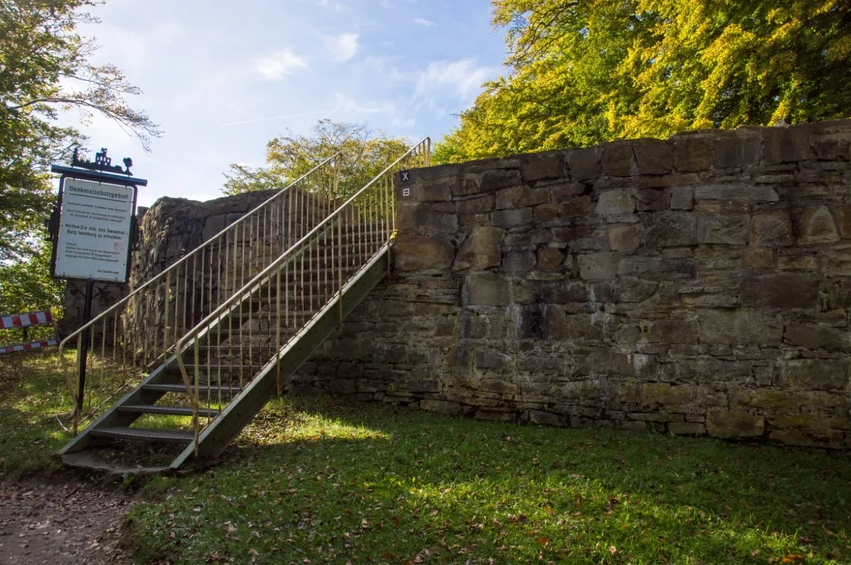 Burg Isenburg: Reste der südlichen Ringmauer mit Zugang zur Burg