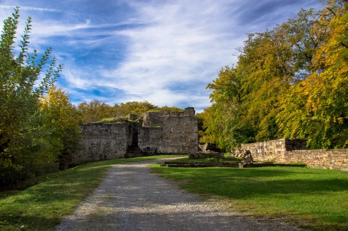 Burg Isenburg: Reste des ehemaligen Bergfrieds in der Oberburg
