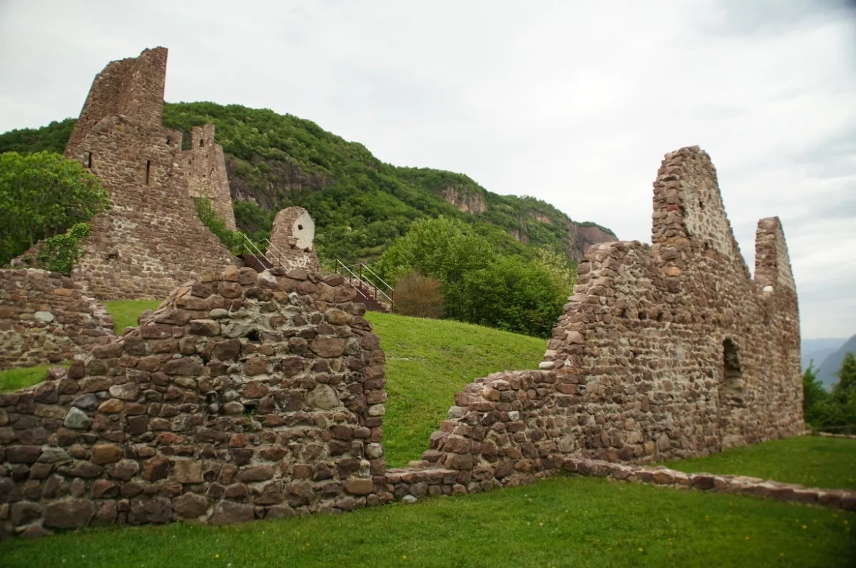 Burg Laimburg: Blick zur Kernburg zum Burghof mit Resten des Bergfrieds