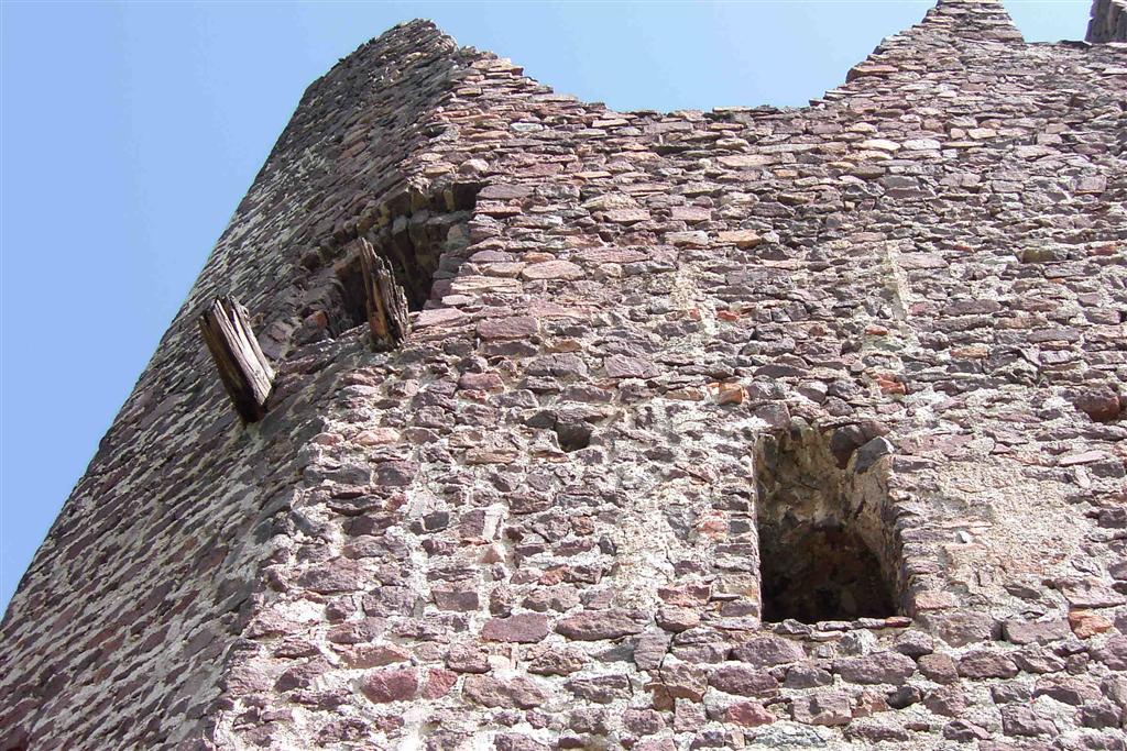 Burg Leuchtenburg: Balkenreste in der Mantelmauer der Kernburg
