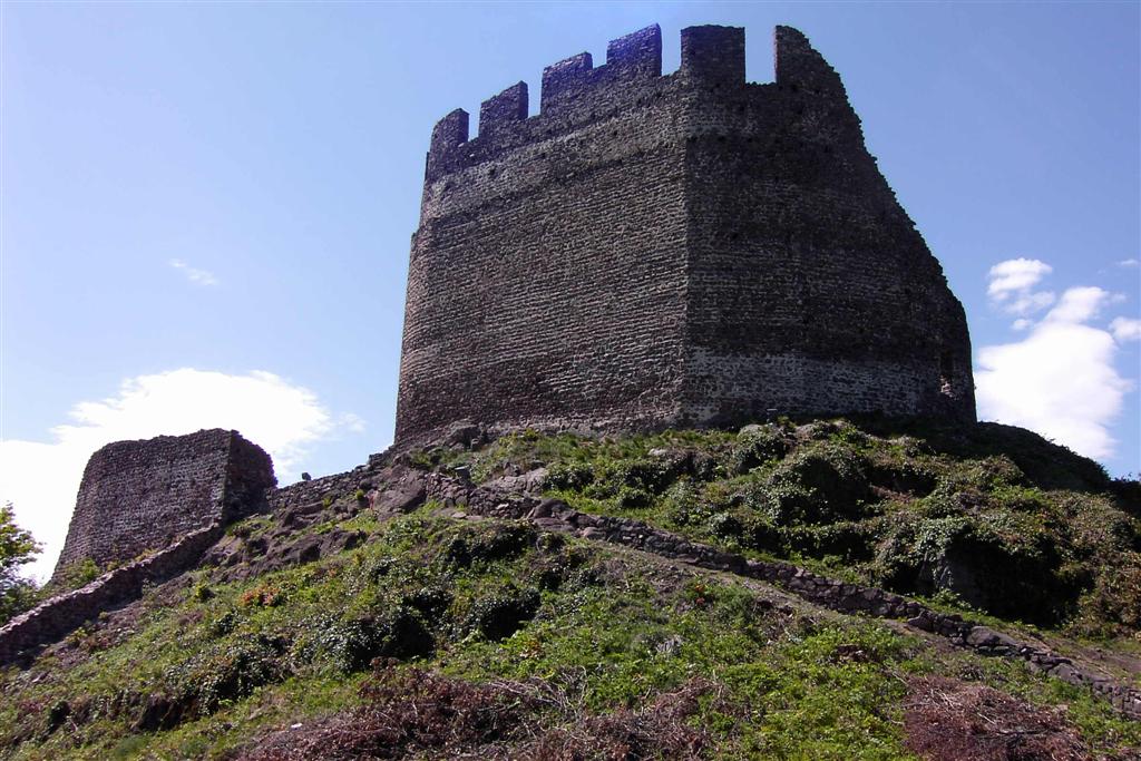 Burg Leuchtenburg: In der östlichen Vorburg mit Blick zur Kernburg