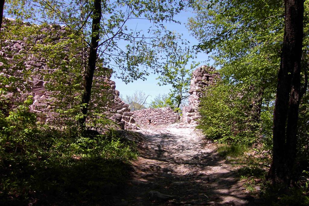 Burg Leuchtenburg: Blick auf die Reste des Torbaus der südlichen Vorburg