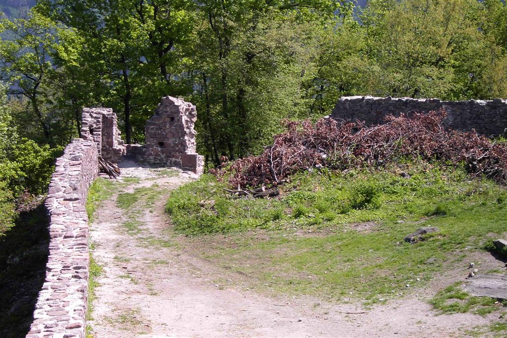 Burg Leuchtenburg: Blick auf die Reste des Torbaus in der südlichen Vorburg
