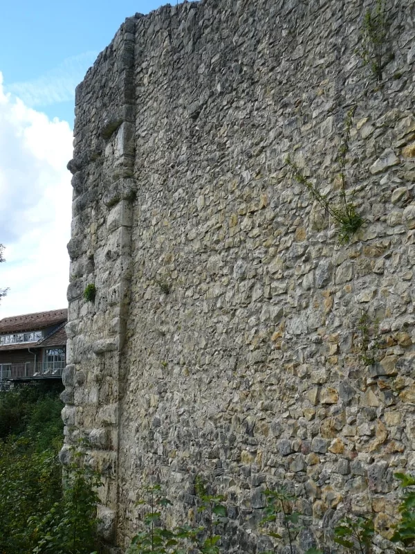 Burg Maisenburg: Südseite der Kernburg mit der Kante der Schildmauer mit Buckelquadern