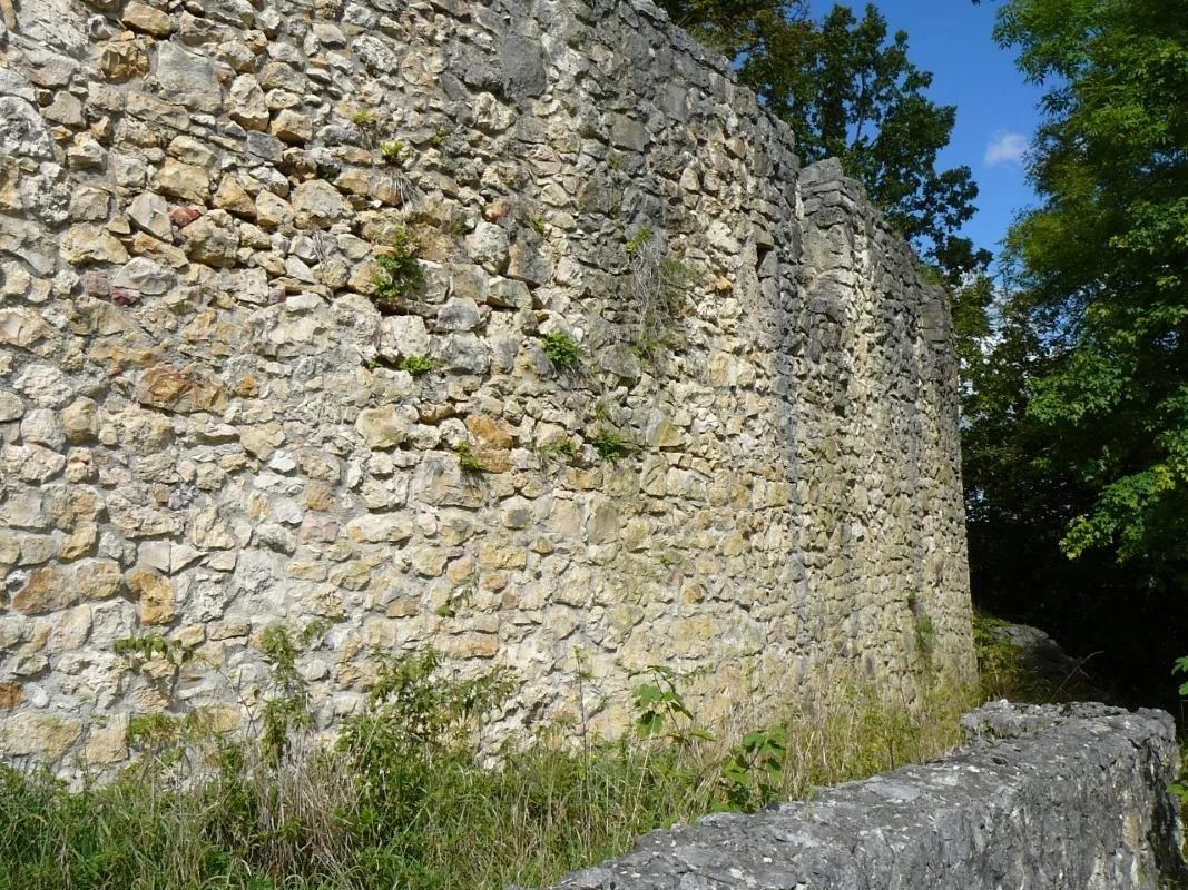 Burg Maisenburg: Südostseite mit Zwinger