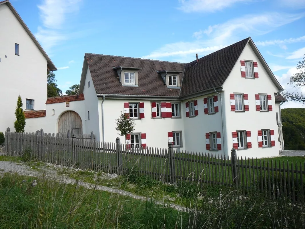 Burg Maisenburg: Zugang zur Vorburg - dem heutigen Hofgut - an der Westseite