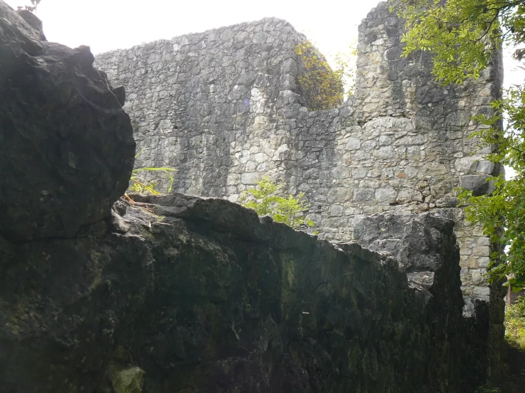 Burg Maisenburg: Blick auf die dicke Schildmauer von Osten