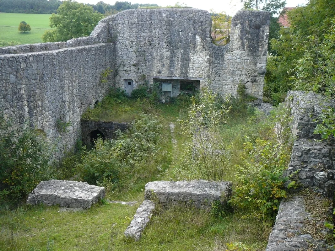 Burg Maisenburg: In der Kernburg mit Blick auf Innenhof und Schildmauer an der Westseite