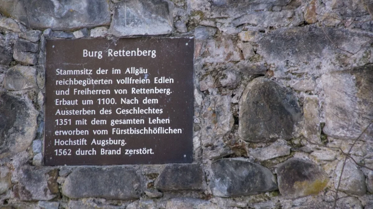 Burg Rettenberg: Info-Tafel im Mauerwerk