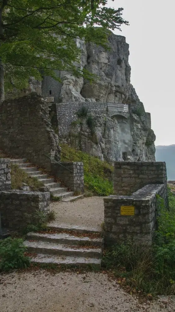 Burg Reußenstein: Blick auf die Reste des Haupttors von Burg Reußenstein