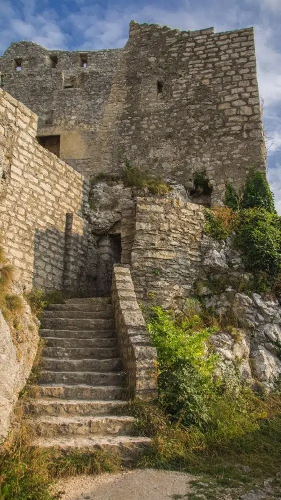 Burg Reußenstein: Zugang zur Hauptburg in den Palas von der unteren Terrasse