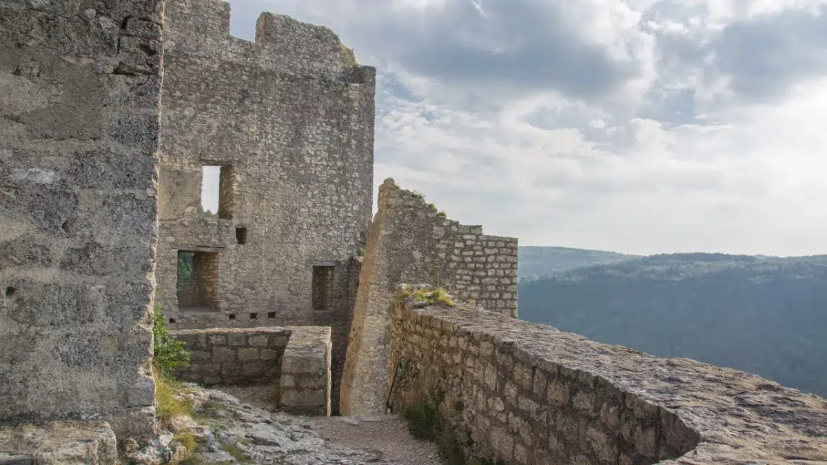 Burg Reußenstein: Blick auf die Südecke des Palas vom Bergfried aus