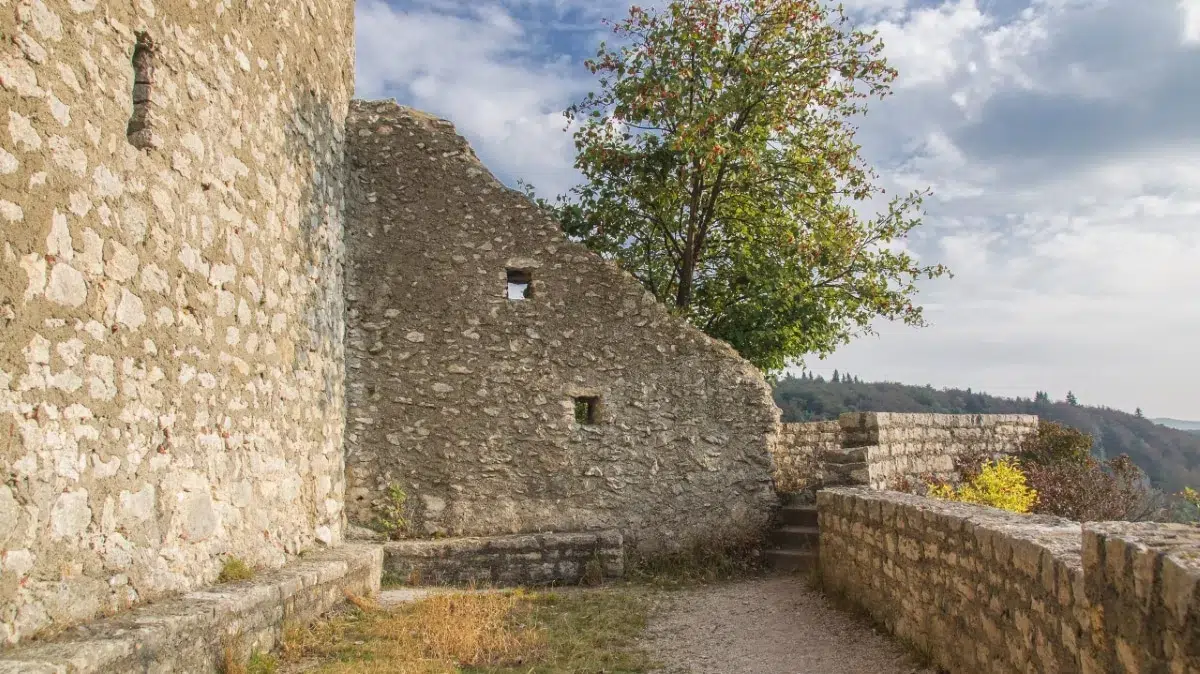 Burg Reußenstein: Die untere Terrasse mit ehemaligem Vorbau und links die Felskanzel