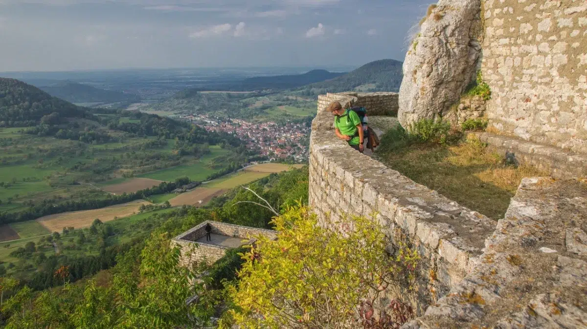 Burg Reußenstein: Ausblick von der Felskanzel zur unteren Terrasse und darunter auf den Westturm bis nach Neidlingen