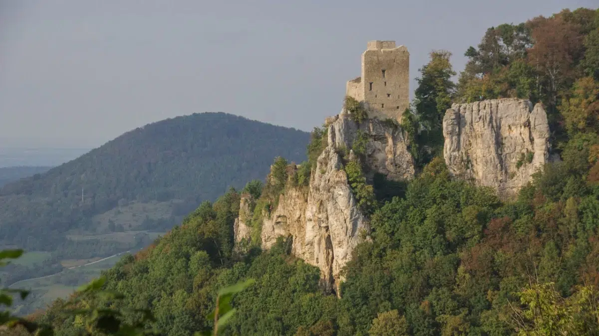 Burg Reußenstein thront auf einem Fels über dem Neidlinger Tal