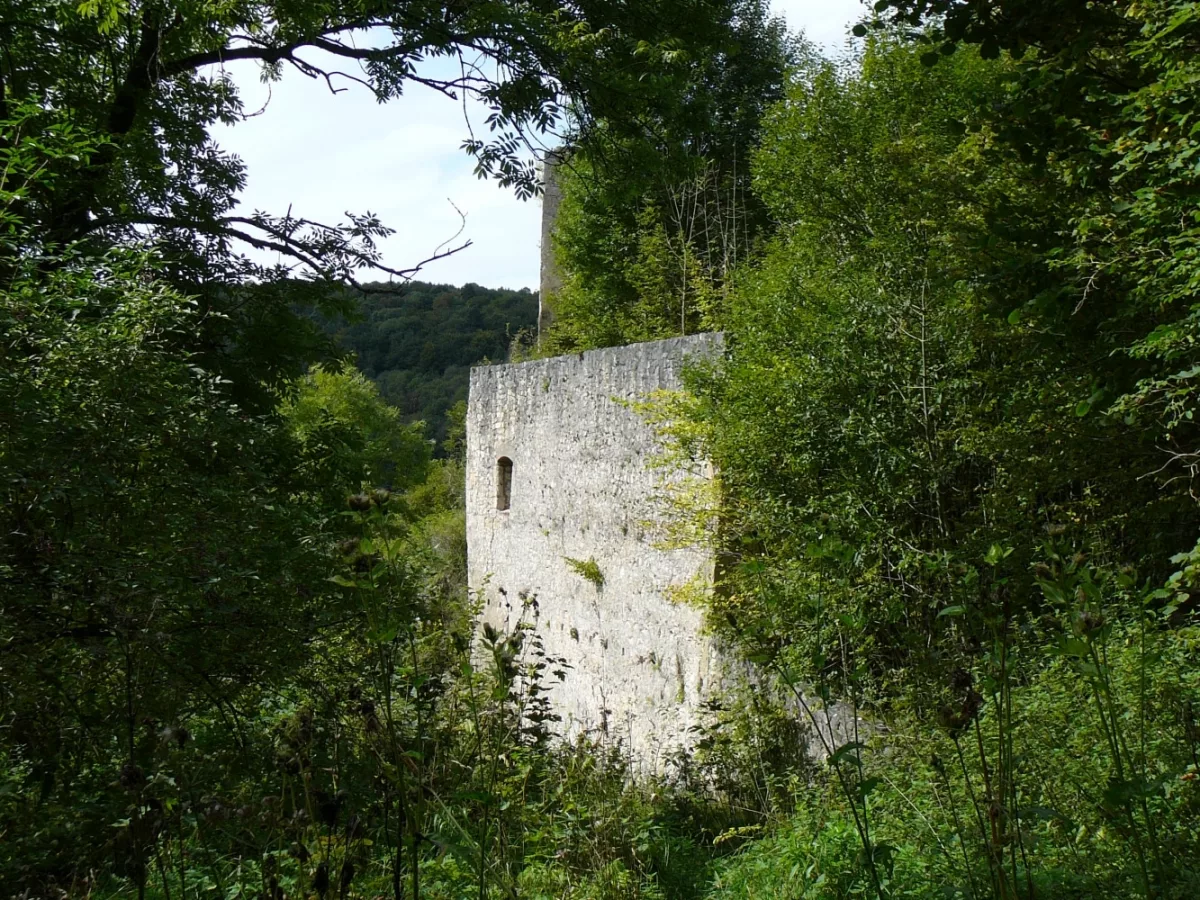 Burg Schülzburg: Blick von der Vorburg auf die Ringmauer des Schossgartens