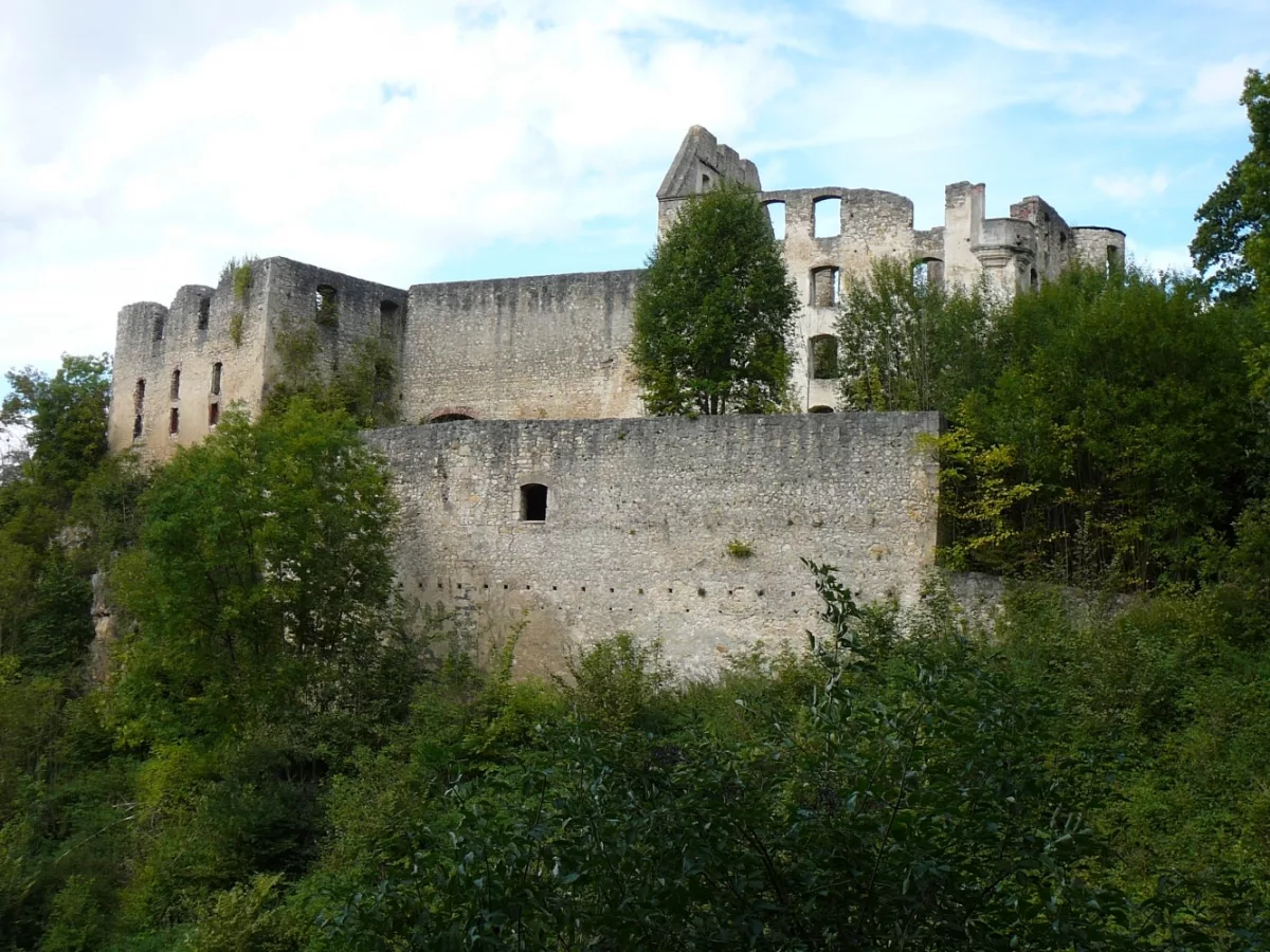 Burg Schülzburg: Südansicht mit Ringmauer, Schlossbau, und Palas
